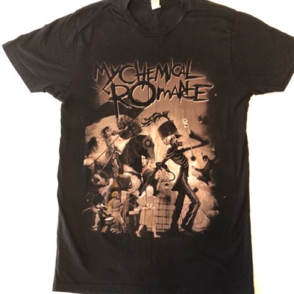Black T-shirt.